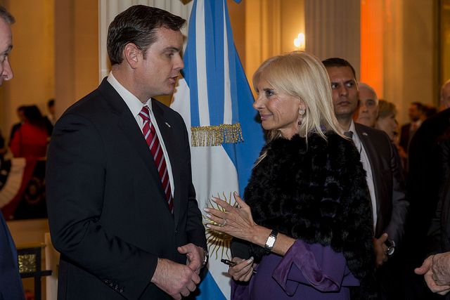 La embajadora de Italia en Argentina, Teresa Castaldo, con el encargado de negocios de la embajada de Estados Unidos