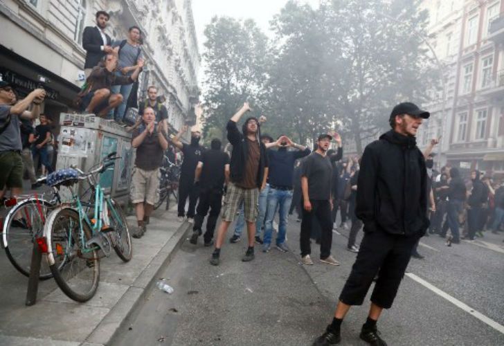 Violenta manifestación dejó 159 policías heridos.
