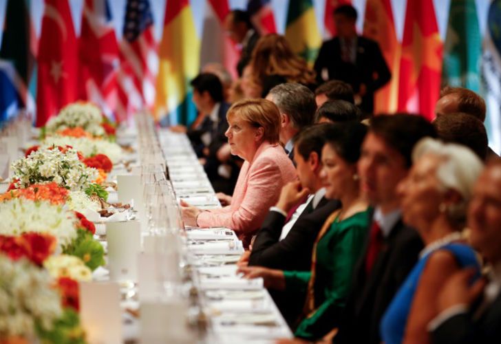 Merkel se distendió recién hacia la noche, con el concierto y la cena para jefes de Estado en el marco del encuentro internacional.