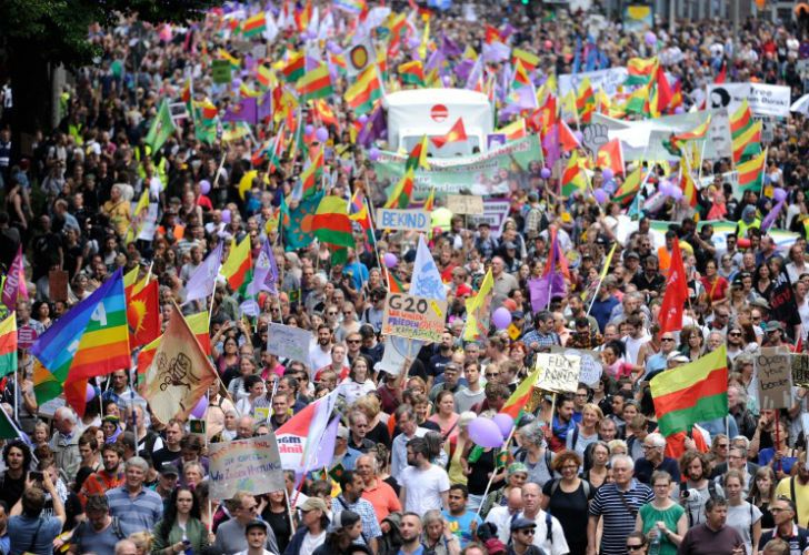 Manifestantes contra la Cumbre del G20 se enfrentaron por tercer día consecutivo con las fuerzas de seguridad en la ciudad alemana de Hamburgo.