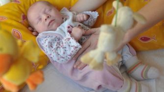 Bebe en la cuna