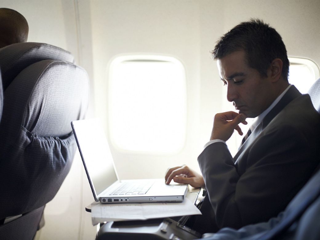 Vas a poder volar con notebooks y tablets por Aerolíneas | Perfil