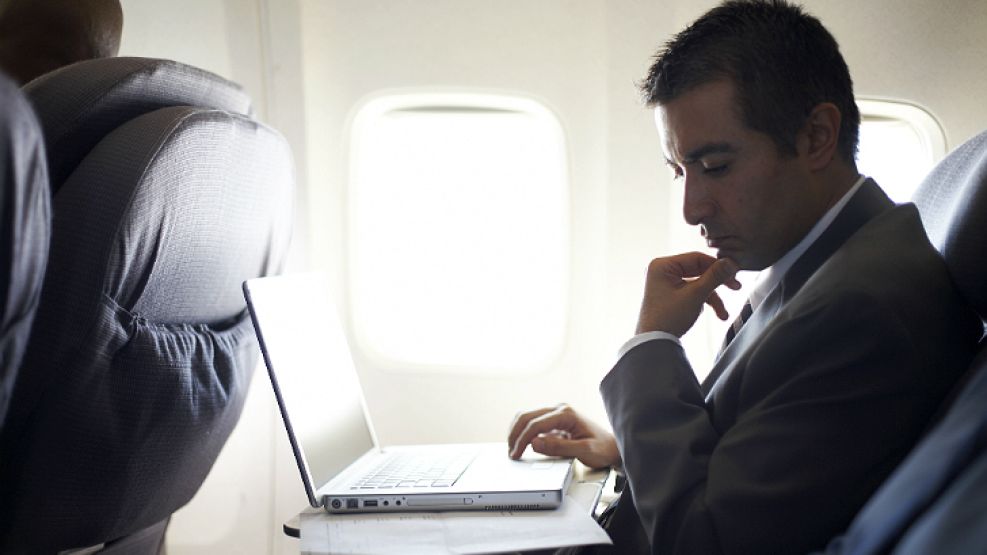 Notebooks y tablets, sí se podrán llevar en los vuelos a Estados Unidos.