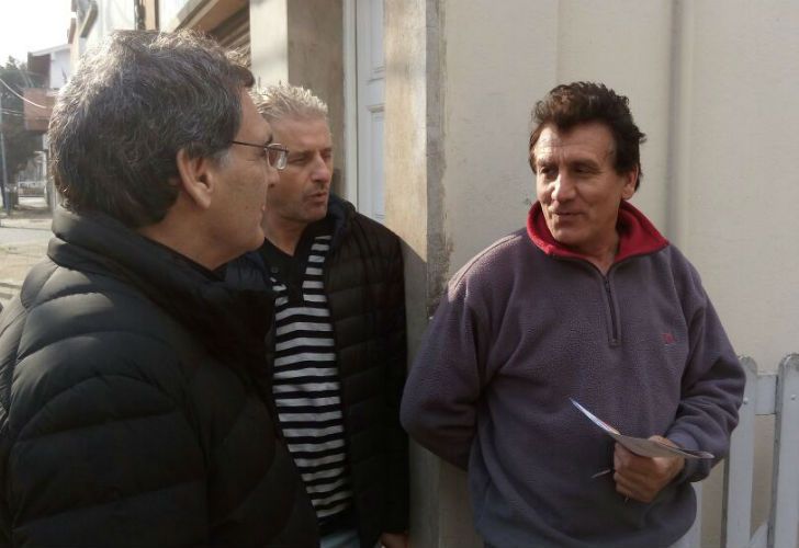 El secretario de Derechos Humanos de la Nación, Claudio Avruj, charló con vecinos del municipio bonaerense de Berazategui durante el Timbreo.