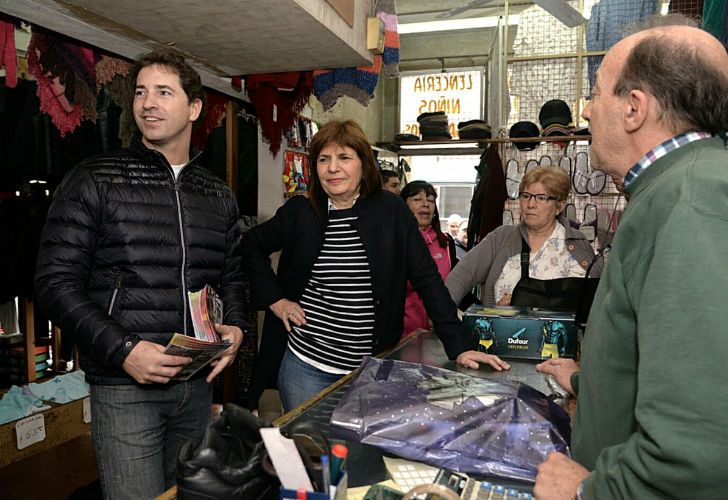 La ministro de Seguridad de la Nación, Patricia Bullrich, y el candidato a concejal por el partido bonaerense de Esteban Echeverría Evert van Tooren recorrieron hoy la localidad de Monte Grande.