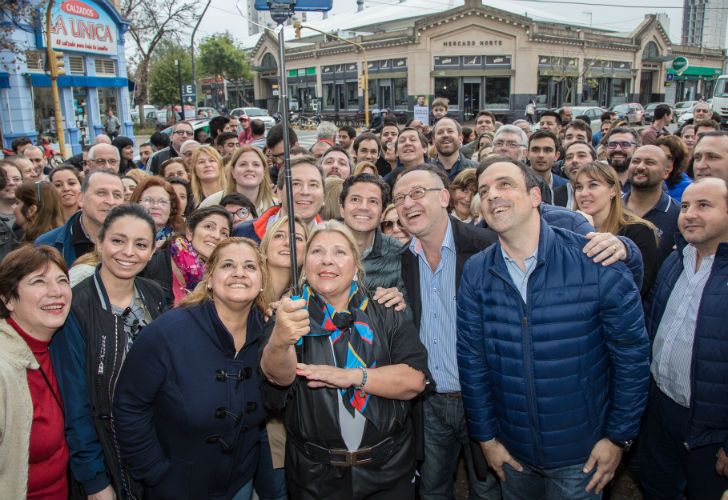 Los precandidatos a diputados nacionales por Santa Fe, Albor Niky Cantard, Luciano Laspina y Lucila Lehmann, durante una recorrida por la capital provincial. Acompañaron la precandidata a diputada nacional por la Ciudad Autónoma de Buenos Aires, Elisa Carrió; el intendente de la ciudad de Santa Fe y presidente de la UCR, José Corral, y la dirigente de la Coalición Cívica Mariana Zuvic.