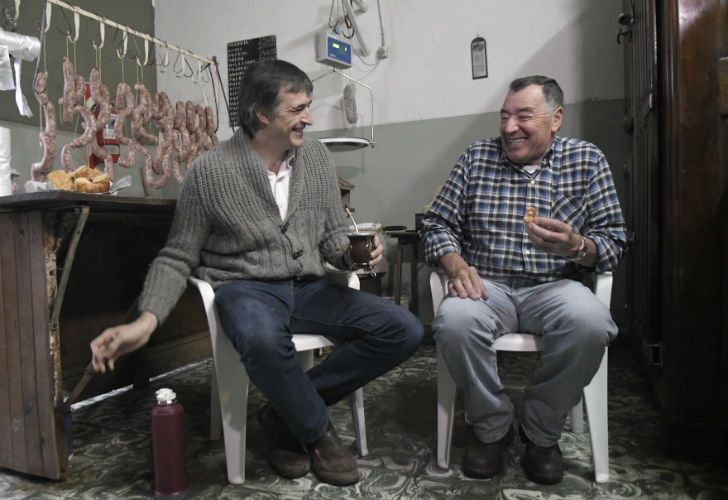 El primer candidato a Senador Nacional por la provincia, Esteban Bullrich, visitó una carnicería en Junín, localidad en la que vive parte de su familia.