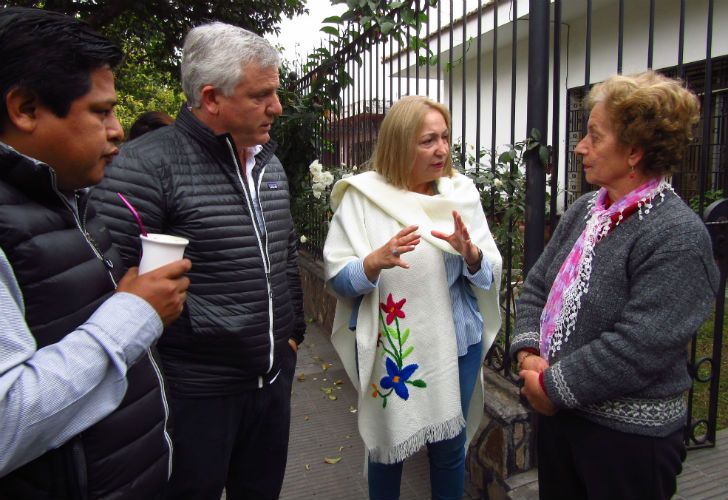 Los precandidatos por Jujuy a senadora nacional Silvia Giacoppo y a diputado nacional Osmar Monaldi visitaron hoy a vecinos de la localidad jujeña de Monterrico.