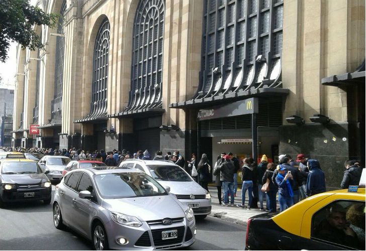 Cientos de venezolanos fueron a votar en Buenos Aires.