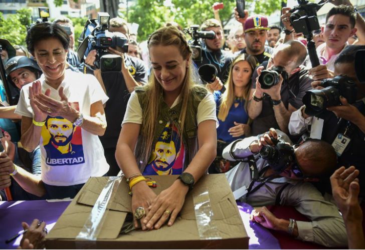 Miles de venezolanos votaron en el referéndum alrededor de todo el mundo.