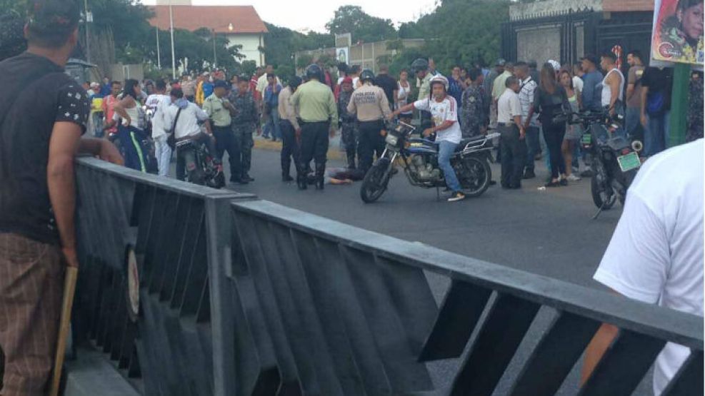 Colectivos chavistas atacaron un centro de votación