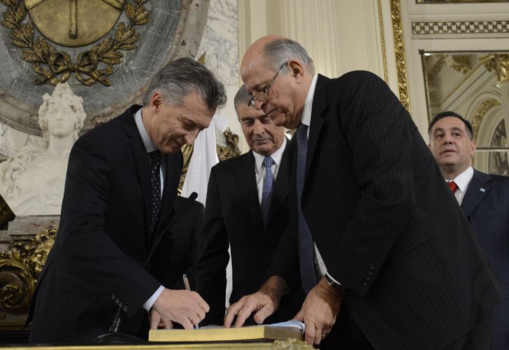 El presidente Mauricio Macri tomó juramento a los ministros de Educación, Alejandro Finocchiaro; y de Defensa, Oscar Aguad.