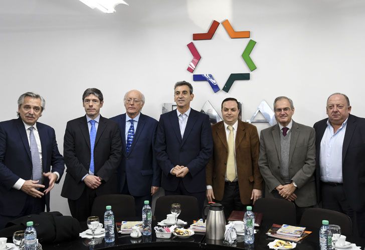 Junto a Alberto Fernández y Juan Manuel Abal Medina, Florencio Randazzo se reunió hoy con los directivos de la DAIA en la sede de la entidad.