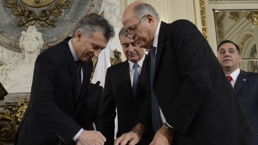 El presidente Mauricio Macri tomó juramento a los ministros de Educación, Alejandro Finocchiaro; y de Defensa, Oscar Aguad.