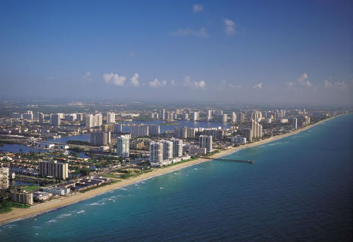 Sunny Isles Beach en la Florida celebra 20 años con transformaciones y una torre que promete subir varios escalones su prestigio.