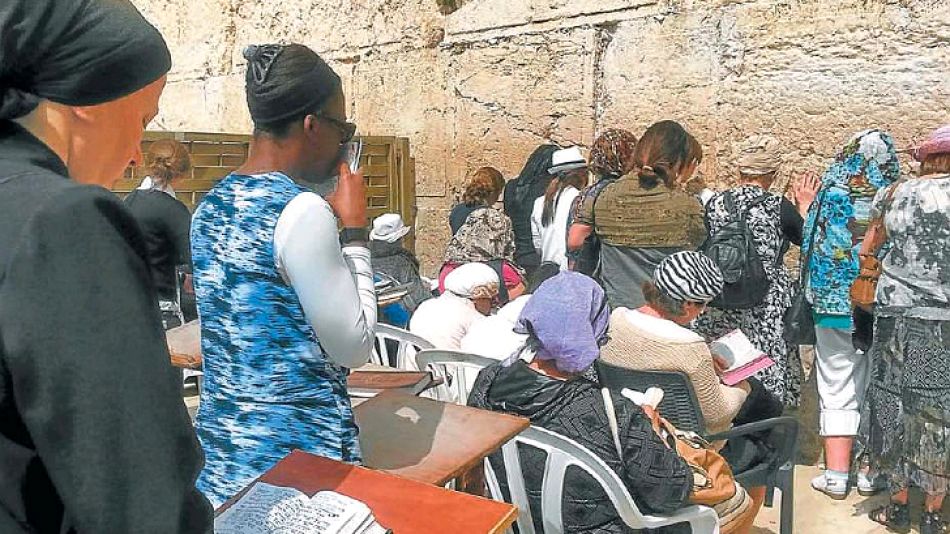 Mujeres. Rezan en su sector en el Muro de los Lamentos, uno de los temas de la polémica.