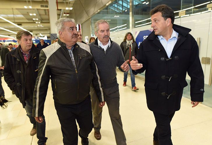 Sergio Massa junto a Felipe Sola visitando el partido de La Matanza