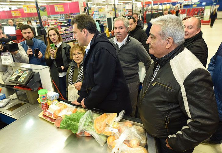 El primer precandidato a senador nacional por la provincia de Buenos Aires del frente, Sergio Massa, en un conocido Supermercado