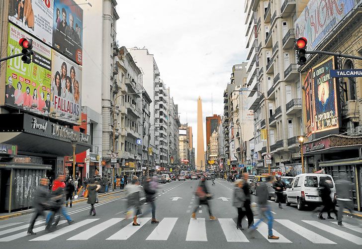 movimiento. La medida busca potenciar la actividad de “la avenida que nunca duerme”. Se sumará mobiliario urbano y se trabajará sobre algunas marquesinas teatrales.