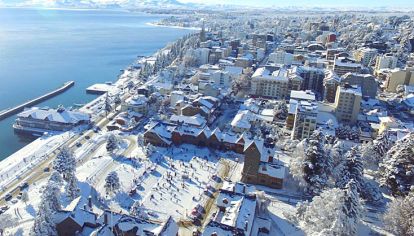 Hoy. Una vista aérea de Bariloche, ya con todos sus servicios en funcionamiento y llena de nieve.