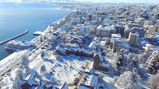 Hoy. Una vista aérea de Bariloche, ya con todos sus servicios en funcionamiento y llena de nieve.
