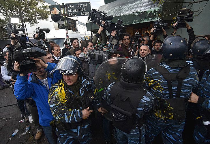 La policía en pleno operativo de desalojo en la planta de PepsiCo.