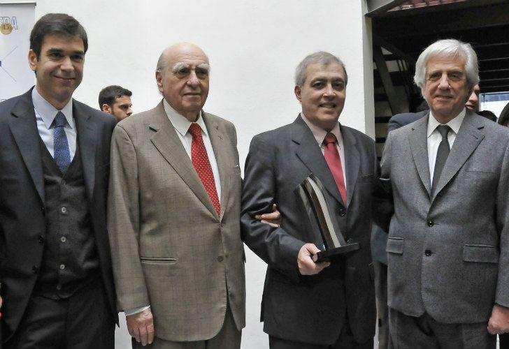 Entrega del Premio de Honor al periodista Claudio Paolillo.