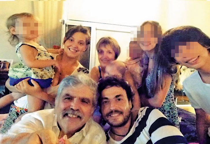 En familia. De Vido junto a su mujer, Alessandra, su hijo Facundo y su nieta Micaela, madre de sus cuatro bisnietos: Alfonso nació el viernes 21. Los mellizos participaron de una campaña de Mimo.