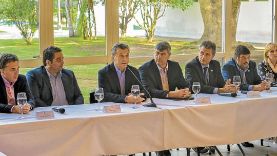 En sintonía. Dujovne, Triaca, Macri, Buryaile, Etchevhere y Ayala firmaron el acuerdo en Olivos.