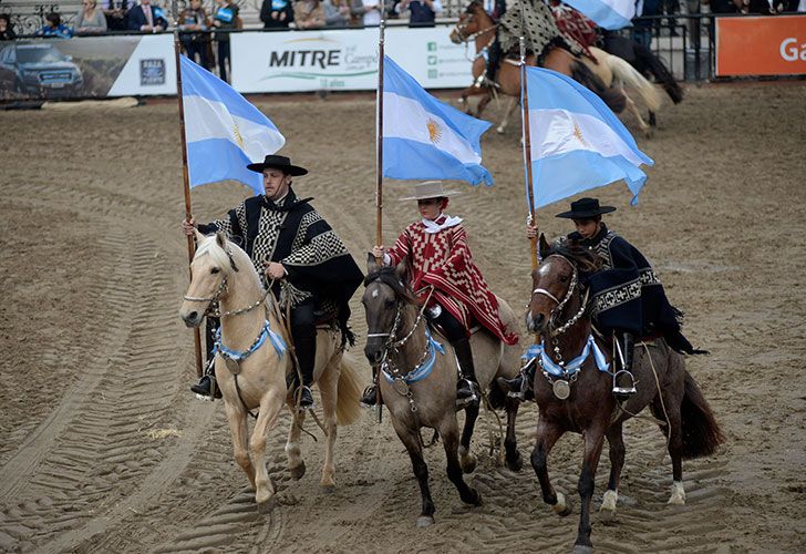 EL PRESIDENTE DE LA NACION, MAURICIO MACRI, ENCABEZA EL ACTO INAUGURAL DE LA 131 EXPOSICION RURAL DE PALERMO, JUNTO AL PRESIDENTE DE LA SRA, LUIS MIGUEL ETCHEVEHERE.