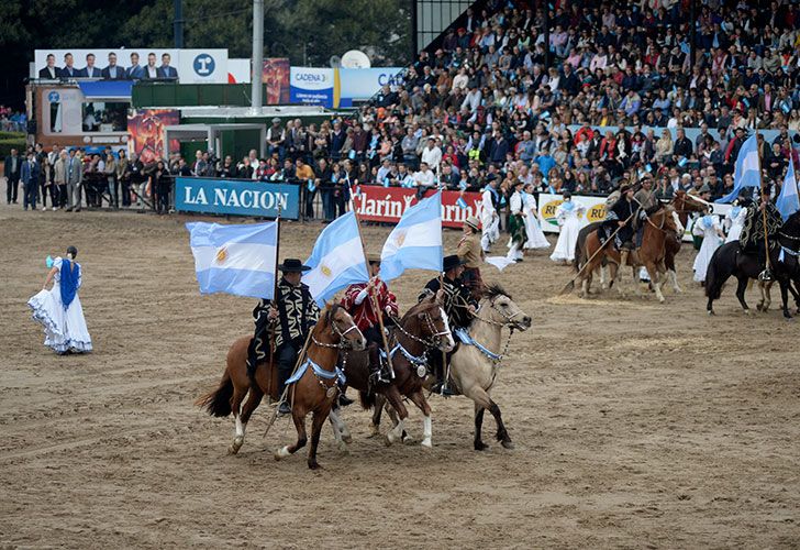 EL PRESIDENTE DE LA NACION, MAURICIO MACRI, ENCABEZA EL ACTO INAUGURAL DE LA 131 EXPOSICION RURAL DE PALERMO, JUNTO AL PRESIDENTE DE LA SRA, LUIS MIGUEL ETCHEVEHERE.