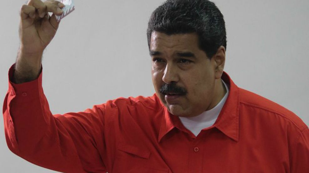 Maduro, al emitir su voto.