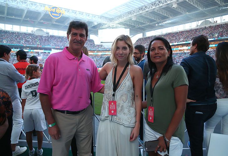 Victoire junto a Mario Kempes y su esposa