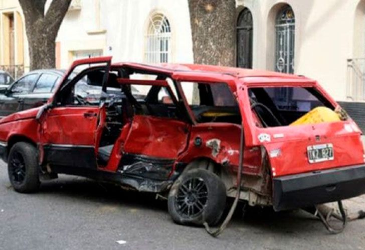 Un Renault Laguna que participaba en una picada ilegal impactó contra un Fiat Duna y le causó la muerte a su conductor.