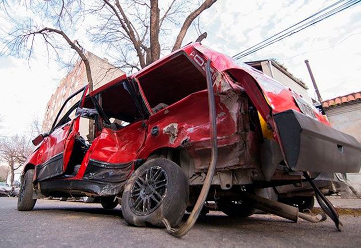 Un Renault Laguna que participaba en una picada ilegal impactó contra un Fiat Duna y le causó la muerte a su conductor.