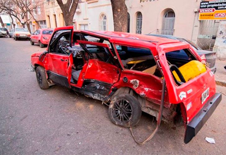 Un Renault Laguna que participaba en una picada ilegal impactó contra un Fiat Duna y le causó la muerte a su conductor.