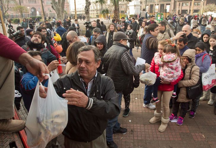  repartieron unos 30 mil kilos de esa fruta, en reclamo de un mayor precio y del freno a las importaciones del sector.