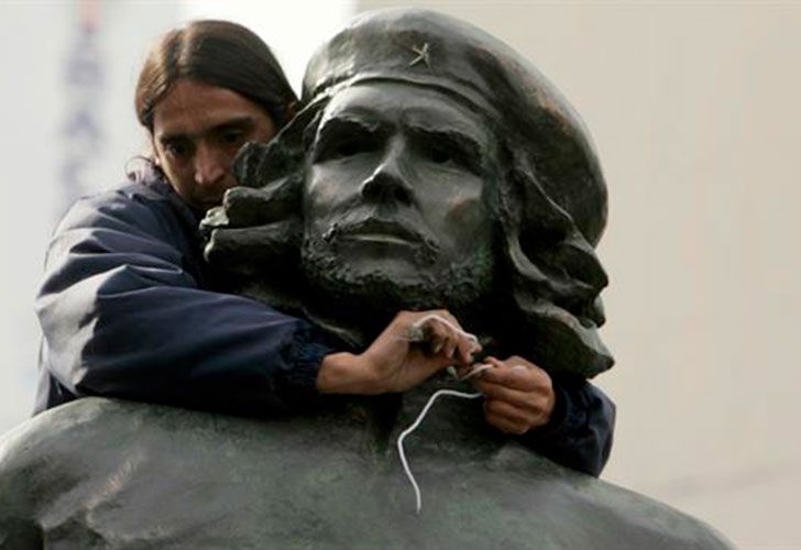 Una organización junta firmas para quitar una estatua del "Che" Guevara en Rosario 