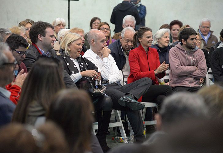 El club Excursionistas, en Belgrano, amaneció distinto: un grupo cercano a las 200 personas se habían acercado a la canchita de fútbol 5. El motivo: una charla de Horacio Rodríguez Larreta junto a Elisa Carrió