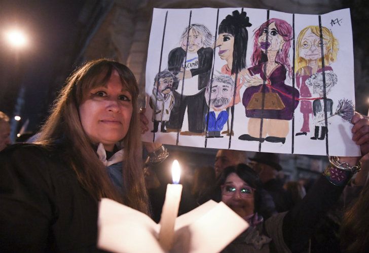 Miles de manifestantes fueron al Palacio de Tribunales a pedir avances de una "inoperante" Justicia.