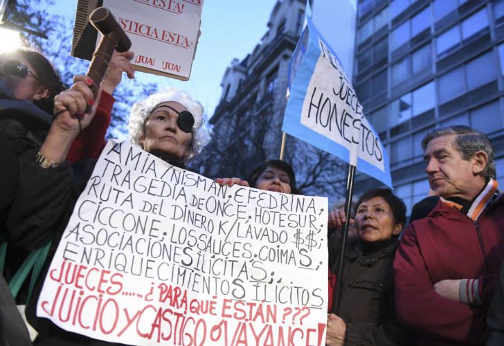 Miles de manifestantes fueron al Palacio de Tribunales a pedir avances de una "inoperante" Justicia.