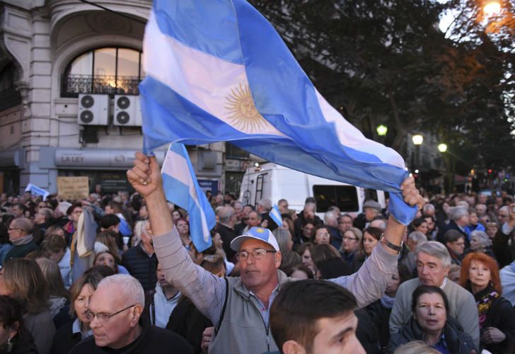 Miles de manifestantes fueron al Palacio de Tribunales a pedir avances de una "inoperante" Justicia.