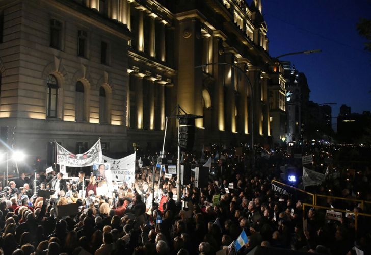 Miles de personas se congregaron frente al Palacio de Tribunales para pedir eficiencia judicial.