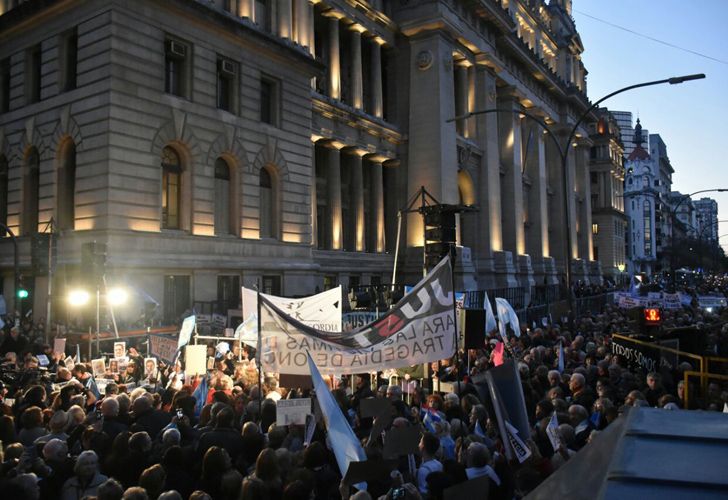 Cientos de personas marcharon frente al Palacio de Tribunales para reclamar el avance de las causas de corrupción.