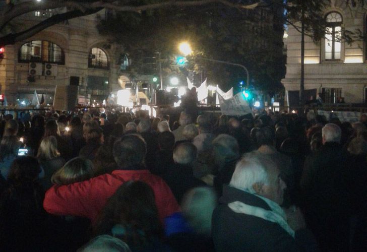 Cientos de personas marcharon frente al Palacio de Tribunales para reclamar el avance de las causas de corrupción.