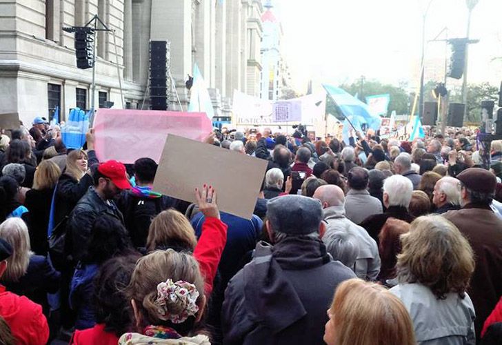 Cientos de personas marcharon frente al Palacio de Tribunales para reclamar el avance de las causas de corrupción.