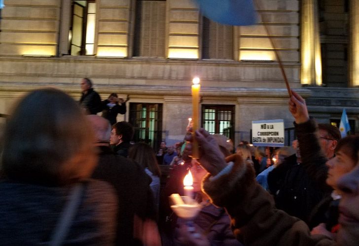 Cientos de personas marcharon frente al Palacio de Tribunales para reclamar el avance de las causas de corrupción.