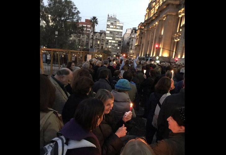 Cientos de personas marcharon frente al Palacio de Tribunales para reclamar el avance de las causas de corrupción.