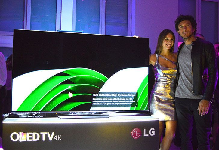 Pampita y Pico Mónaco juntos con el nuevo OLED TV 4K, que ofrece contrastes infinitos con su tecnología de leds orgánicos.