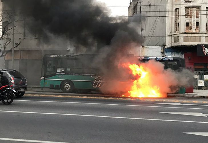 Explosión de colectivo de la línea 17 en Avellaneda.